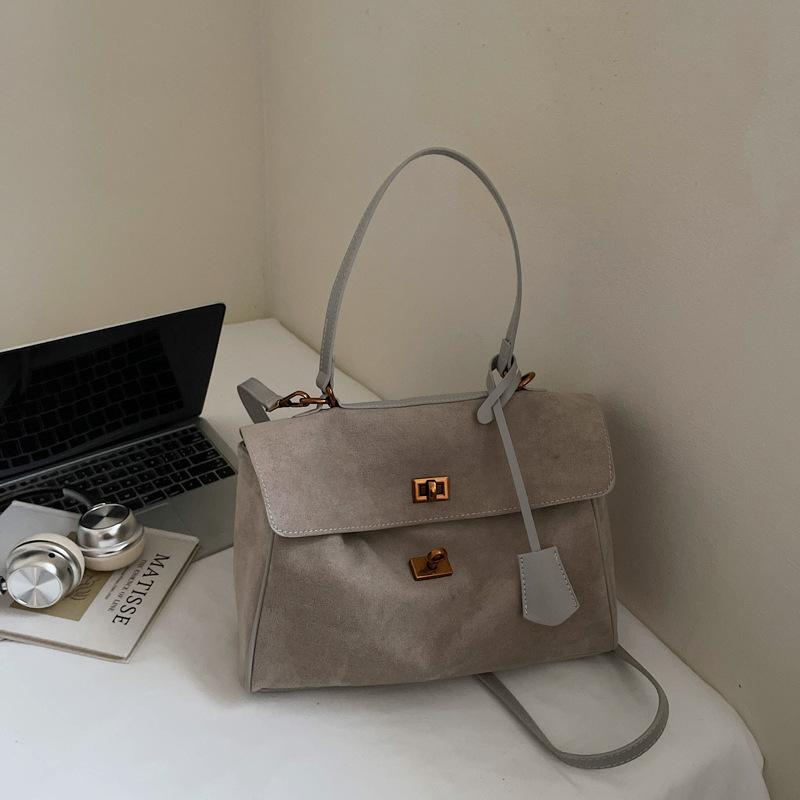 Премиальная ретро матовая сумка-мессенджер для通勤 2025 осень и зима новая женская плечевая сумка подмышку портативная сумка-тоут