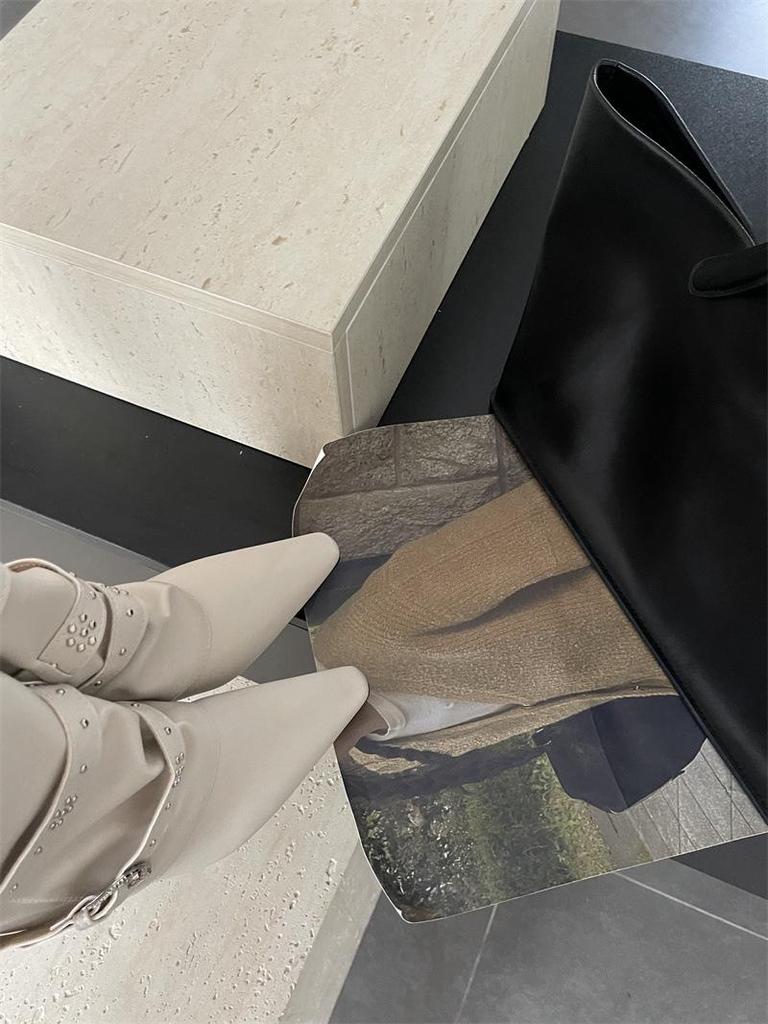 Белые кожаные ботильоны в французском стиле: Модные остроносые, с широким голенищем, зауживающая пряжка-ремень, танкетка с заклепками, ботильоны до середины икры