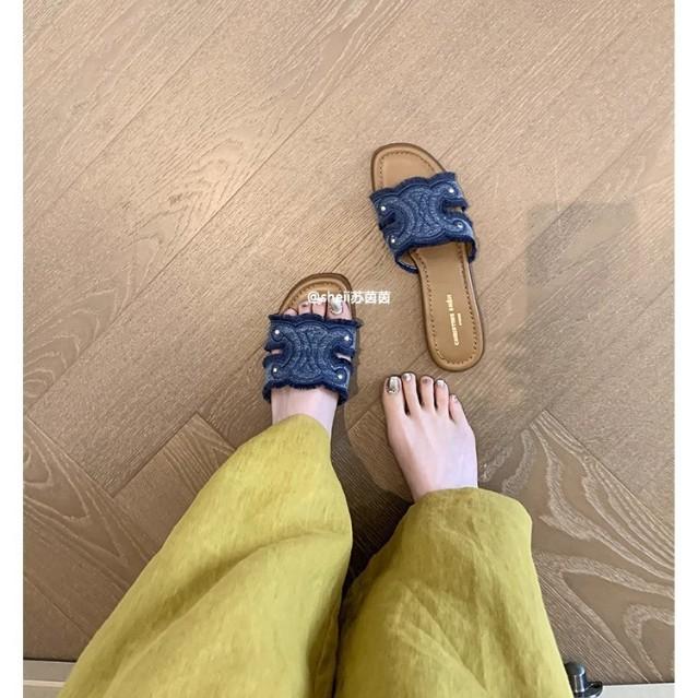 Су Иньинь носит такие же ретро-тапочки из джинсовой ткани с вышивкой и отделкой под бороду, женские круглые универсальные повседневные туфли, которые можно носить с сандалиями на улице летом.