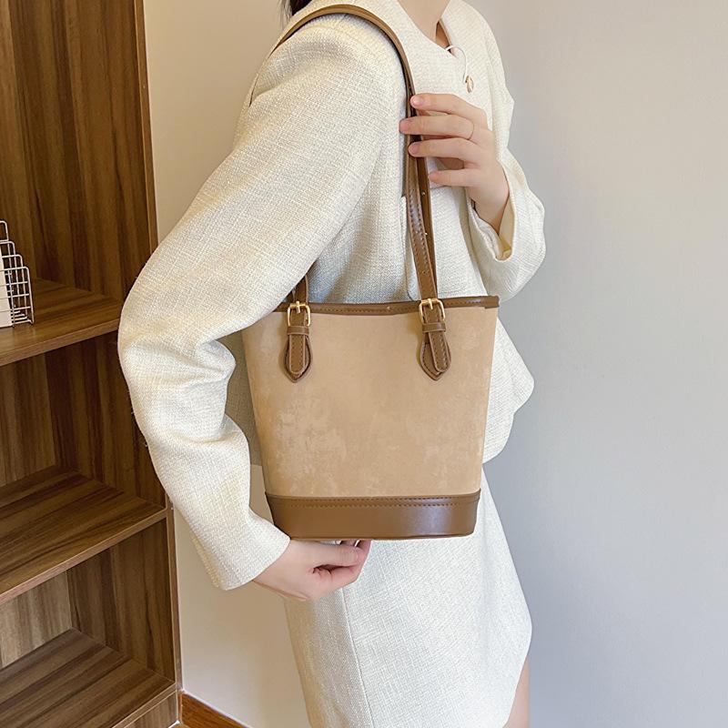 Вместительная Модная и Элегантная Сумка для Поездок на Работу для Женщин Весна и Лето Новая Простая и Трендовая Одноплечевая Наклонная Сумка-Ведро