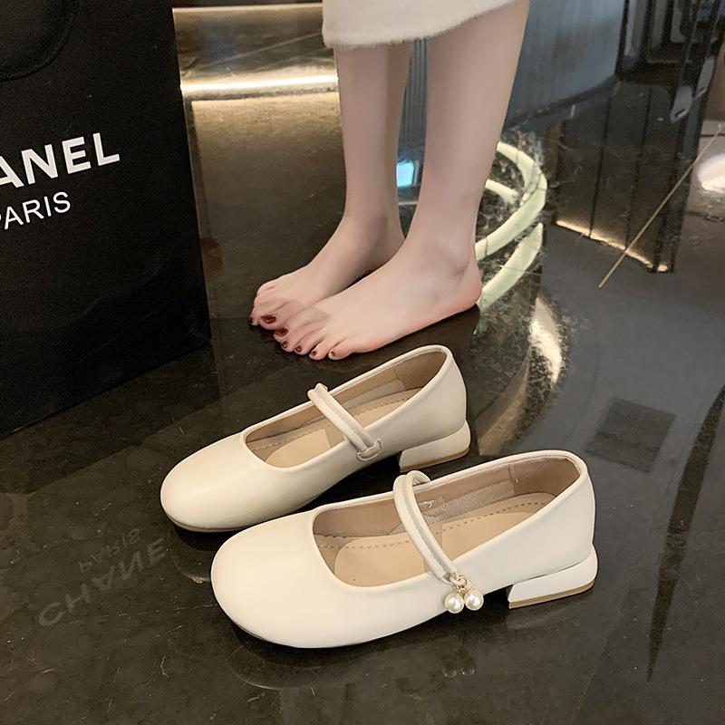 Французские ножки показывают маленькие туфли-лодочки, женские туфли на низком каблуке, весенние новые туфли с мелким вырезом и юбкой, маленькие кожаные туфли женские