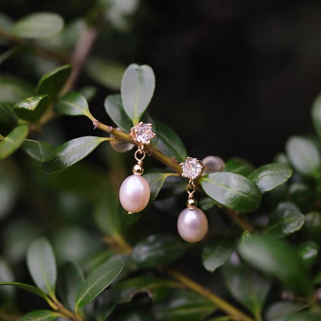 Simple and versatile temperament women's small crown zircon natural freshwater pearl 925 silver needle gold-plated stud earrings strong light rice bea