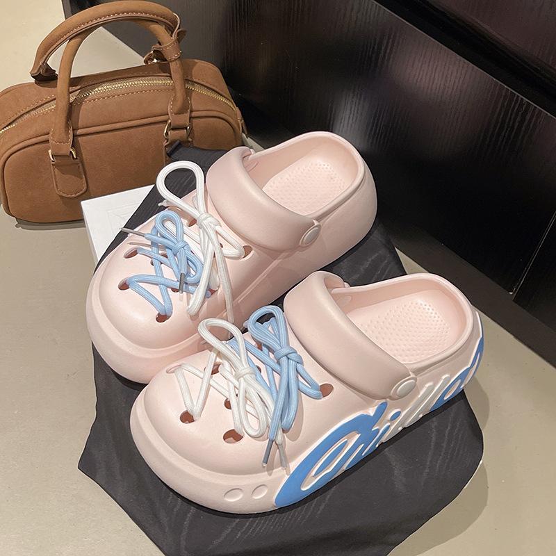 Мультяшные шлепанцы с отверстиями для букв, женская летняя обувь, весна 2025, новые приморские шлепанцы на толстой подошве, прохладные