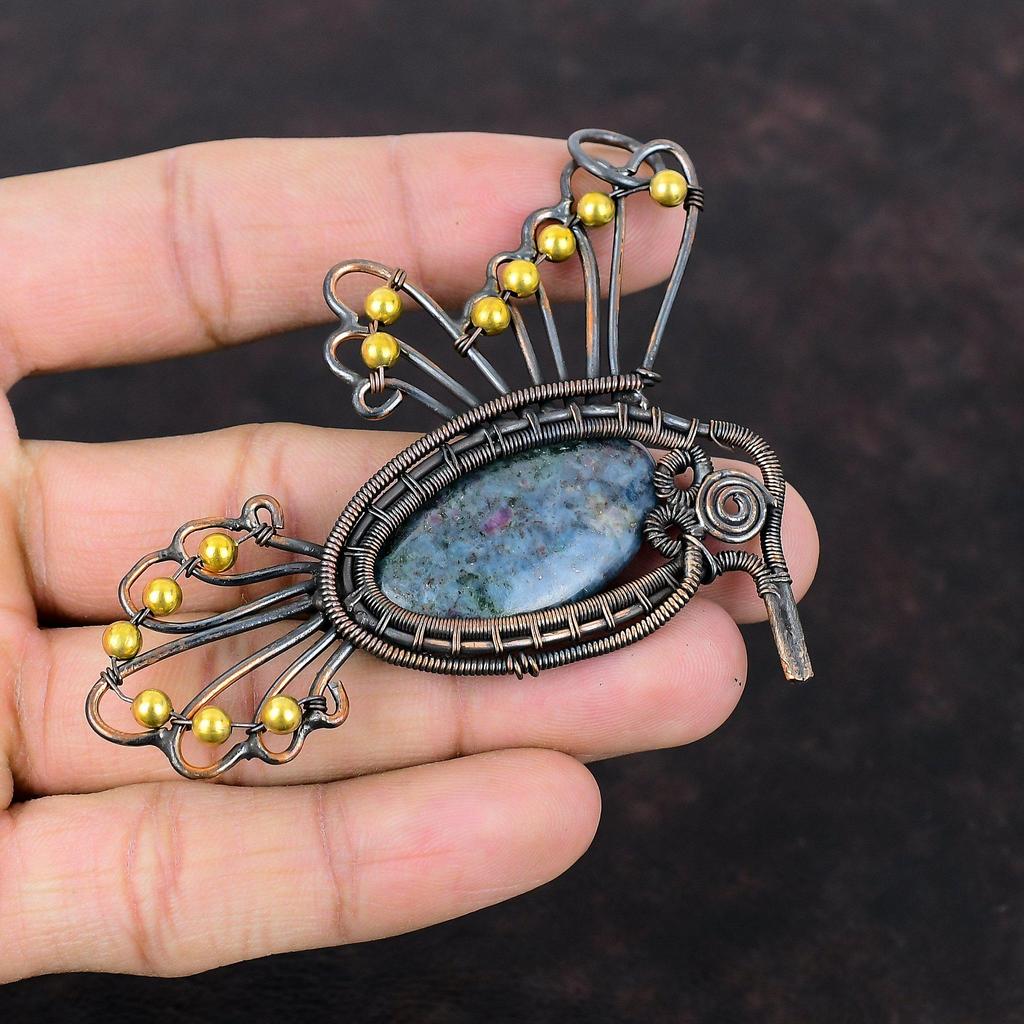 Рубиновый синий кианитовый кулон Медная проволока Обернутый кулон Птица Кулон Дизайнерский кулон ручной работы Драгоценный камень Медь Ювелирные изделия Подарок на помолвку