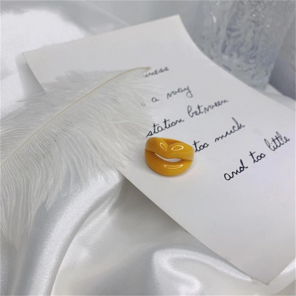 1Pc Fashion Fun Punk Exaggeration Colorful Lip Shape Hollow Resin Finger Rings Funny Mouth Acrylic Ring Hiphop Party Jewelry