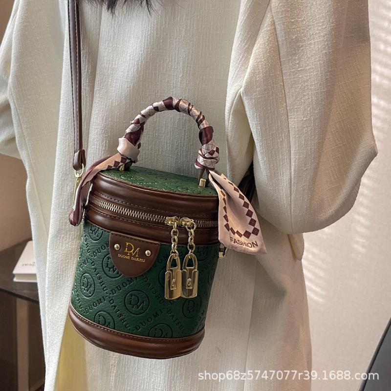 High-end texture small bag women's spring and summer 2025 new niche design crossbody bag explosive women's handheld bucket bag