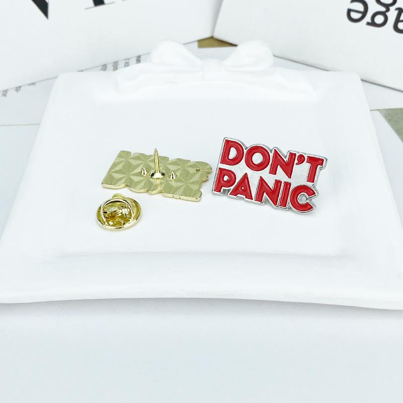 Алфавитная расписная брошь из сплава: Металлический значок 'НЕ ПАНИКУЙ' - Аксессуар на английском языке