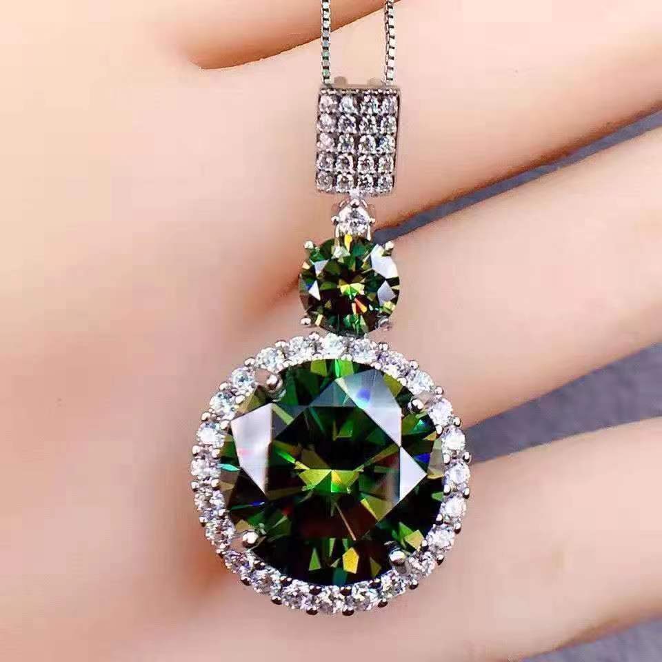Silver Plating Plated, 6-carat Stunning Green Synthetic Pendant Necklace - VVS Clarity, Fashionable and Avant-garde Men's