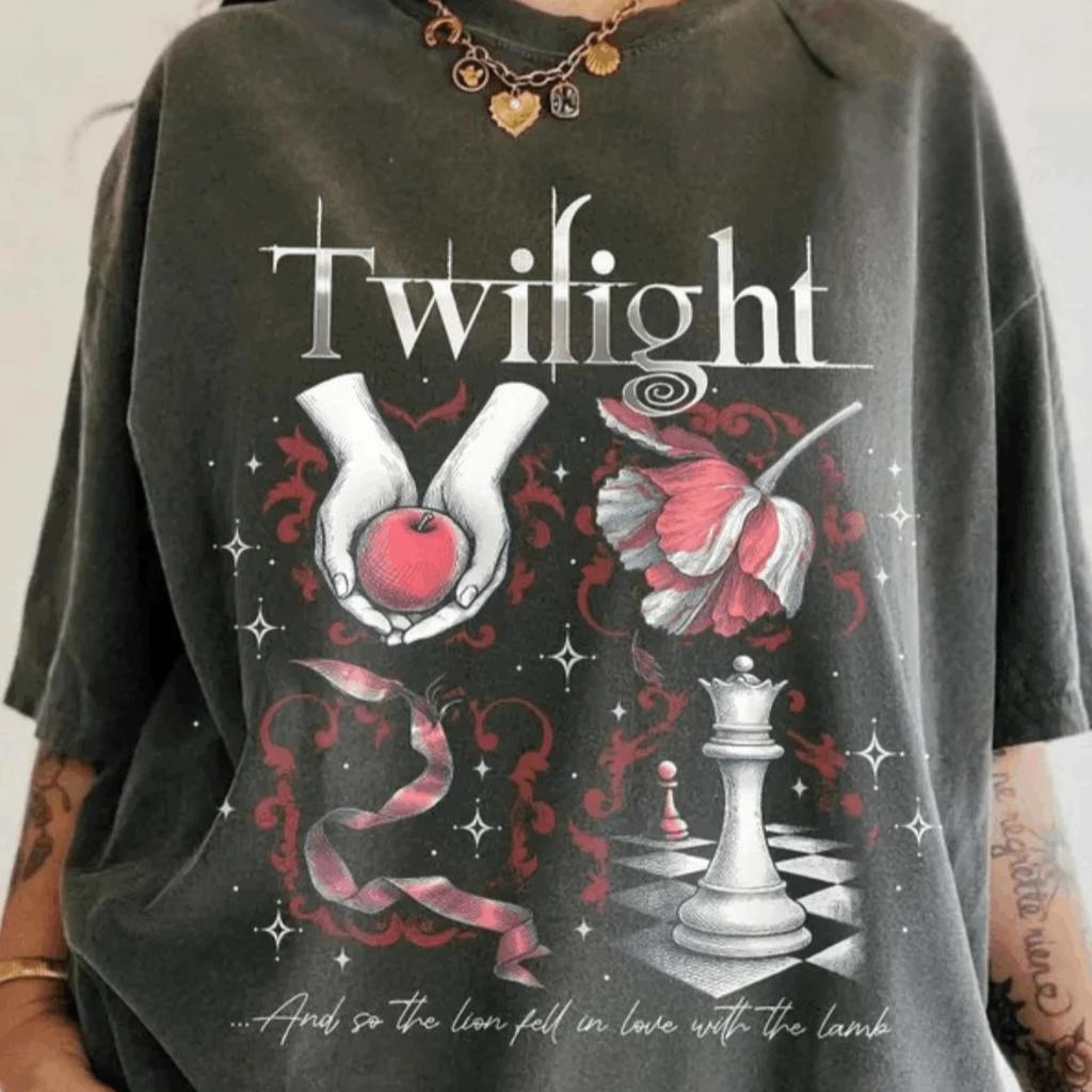 2026 Футболка в стиле Сумерек Футболка с эстетикой обложки книги Подарок фанату Саги Сумерки Вампиры Волки Романтика Унисекс Футболка