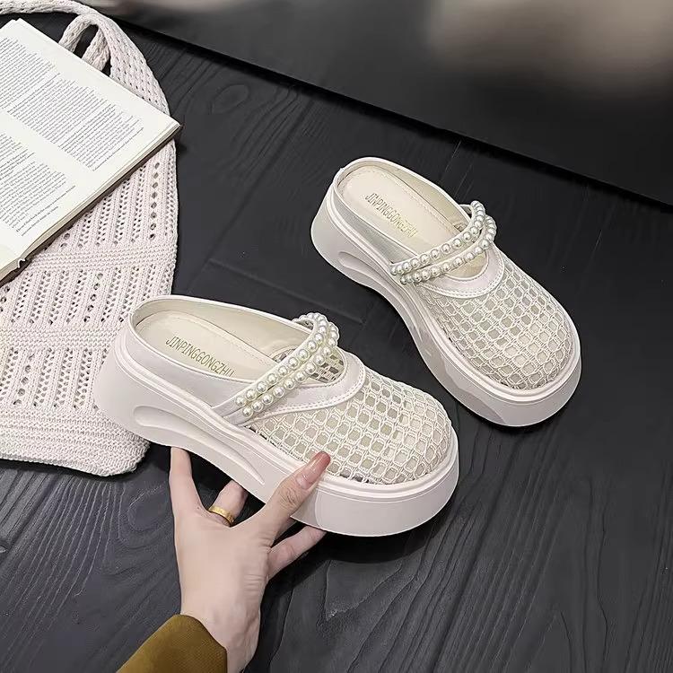 2025 новые толстоподошвенные увеличивающие рост жемчужные суперхит шлепанцы с открытой пяткой женские летние уличные полые прохладные шлепанцы
