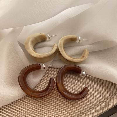 Маленькие свежие серьги-гвоздики из акриловой смолы C-образной формы Мори Карамельно-кремовые белые полукруглые серьги-гвоздики для женщин