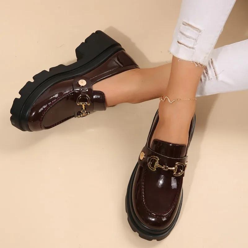 Модная обувь для женщин высокого качества, женские туфли-лодочки на один шаг, осенние, в британском стиле, с круглым носком, металлической отделкой, на массивном каблуке