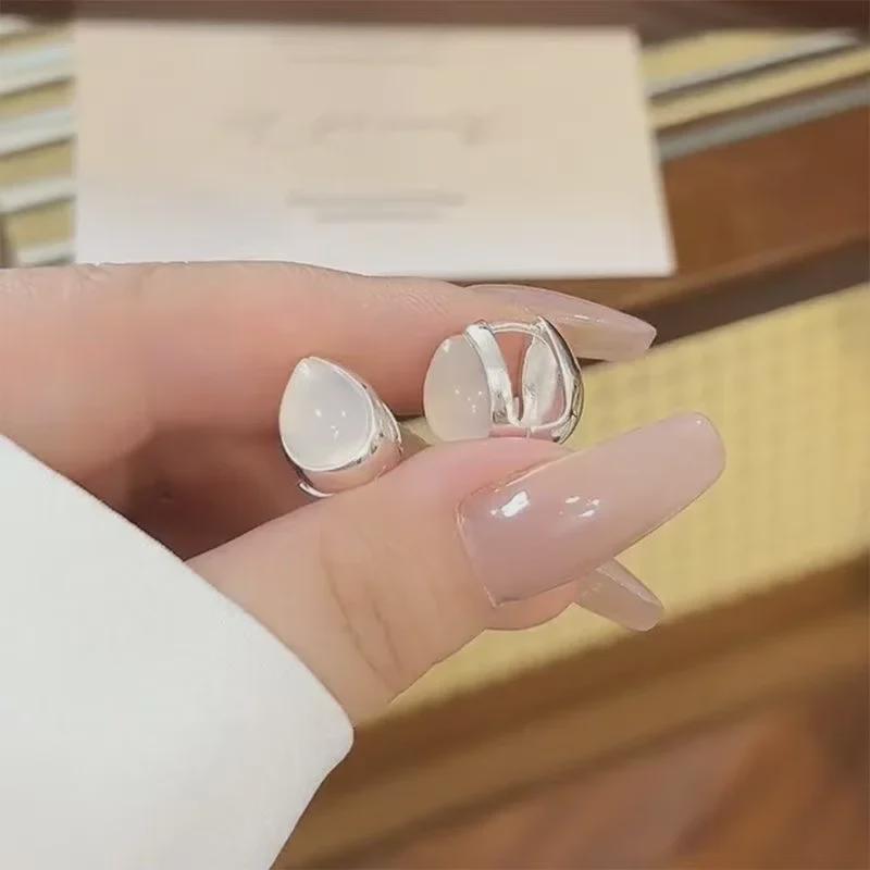 Элегантные серьги-капли с камнем кошачий глаз — универсальные, легкие, роскошные, изысканного дизайна.