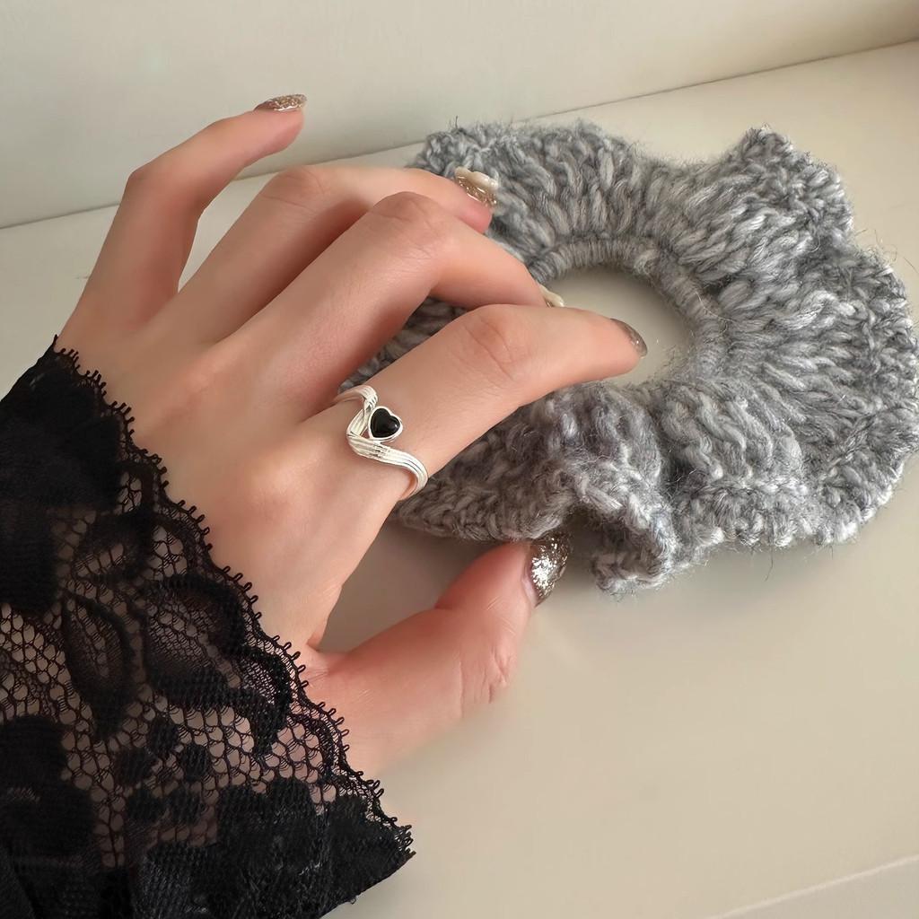 Fashionable Black Heart Surround Ring For Women Unique Design High-end Charm Accessory
