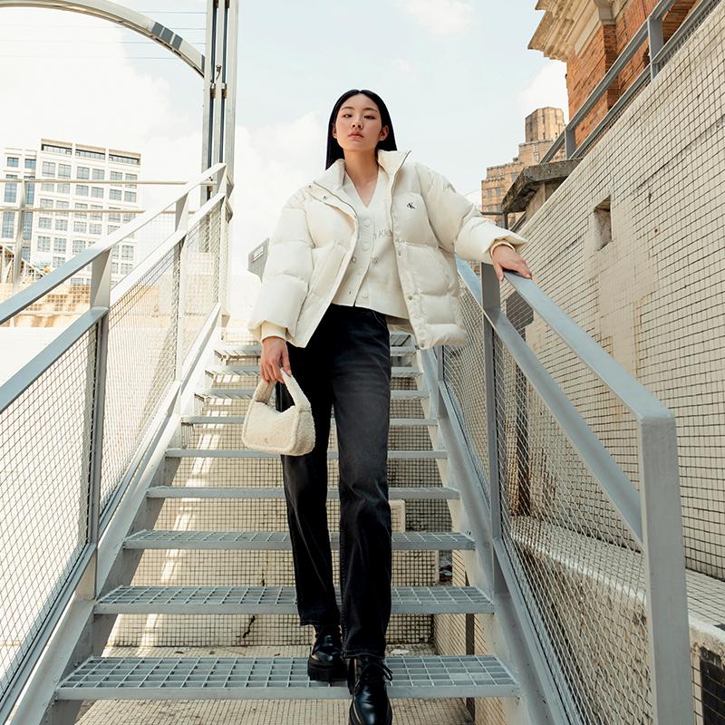 Calvin Klein Модная ретро имитация шерпы, металлические буквы, модная и милая, тканевая сумка-тоут, средний размер, женская кремово-белая PAS-cream white