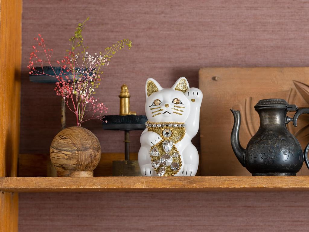 Кошка на удачу, ювелирное изделие, кошка-левша, кошка на удачу, кошка Манеки, украшение фэн-шуй, коробка для пожертвований, белая (S-РАЗМЕР Белый) Поднятый/Керамика_Счастливый (jw_S