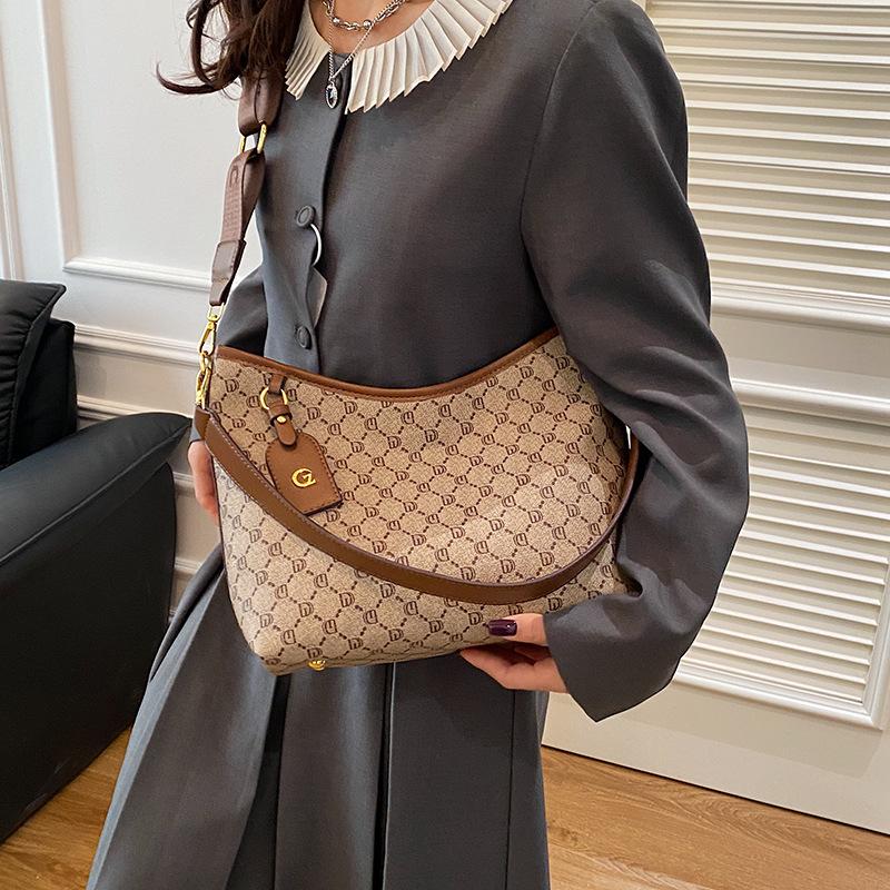 Large-capacity Bag Women's Autumn and Winter Retro New Casual Commuter Underarm Shoulder Bag Versatile Tote Bag Trendy Girl