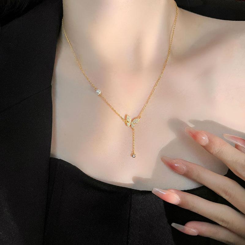 На первый взгляд, цепочка на ключицу «Падающая бабочка» — это элитное и роскошное ожерелье для женщин. Новая модель Нового года