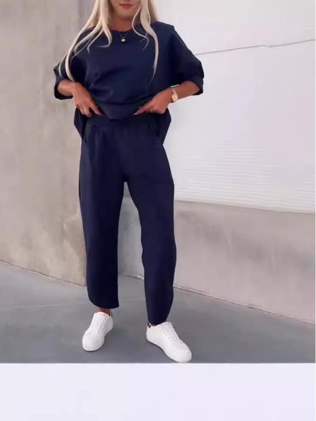 Женский осенний повседневный комплект из двух предметов 2024: Однотонный топ с круглым вырезом и укороченные брюки.