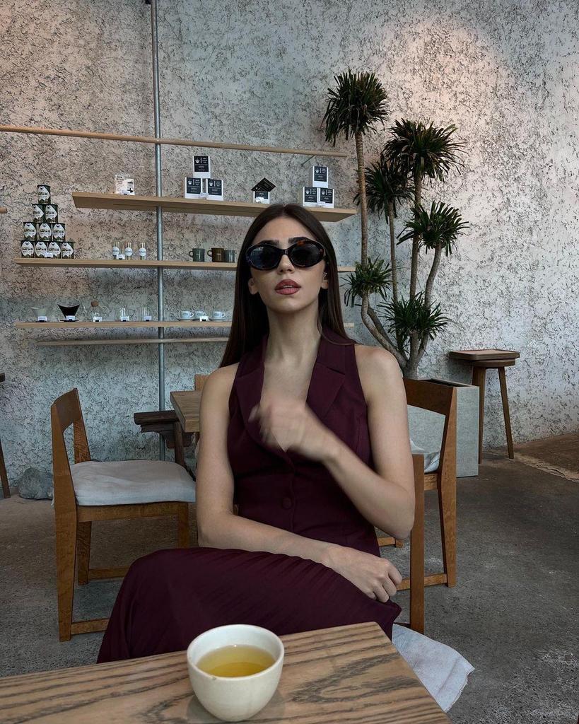 Летний женский костюм 2024 года: Жилет с воротником-стойкой и плиссированной юбкой средней длины