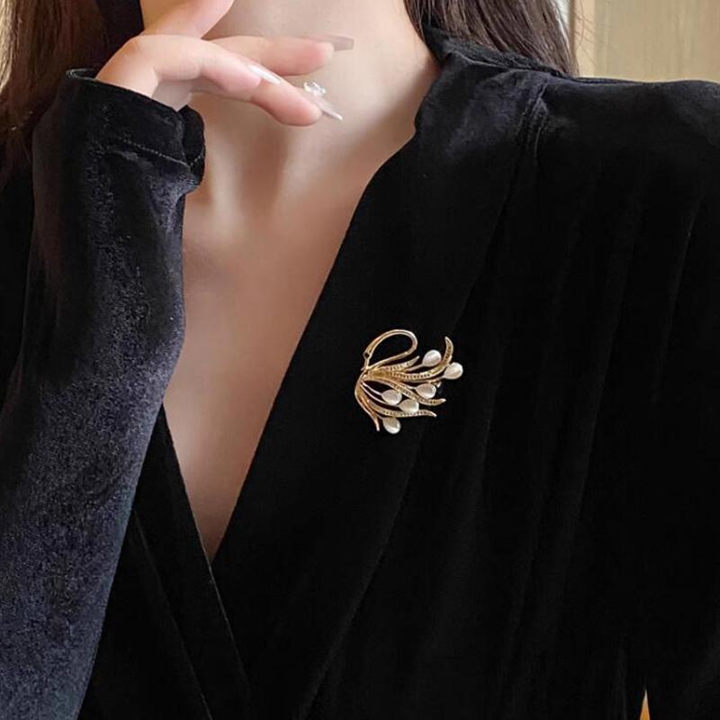 Luxury Cat Eye Stone Swan Brooch Personality Exquisite Animal Pins High-Grade Coat Corsage Accessories
