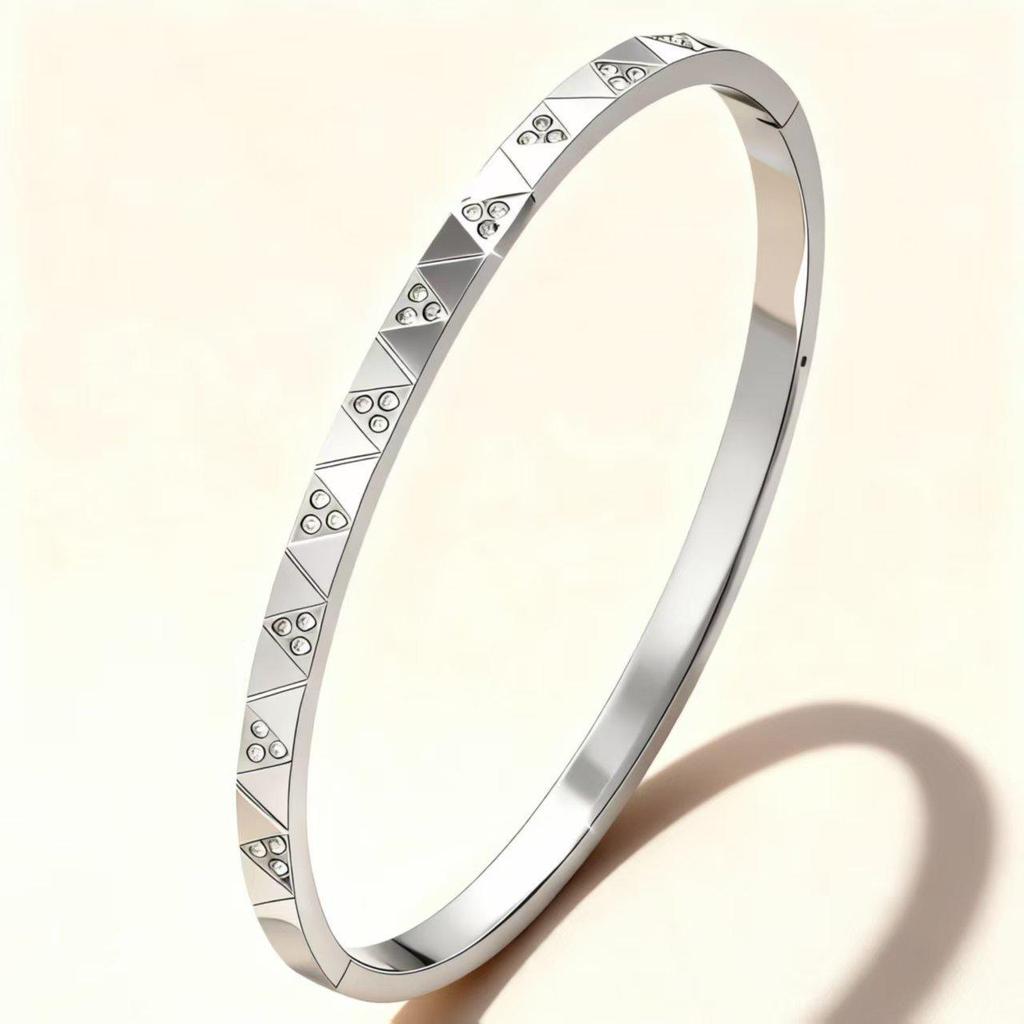 Изысканный женский браслет из титановой стали с золотым покрытием