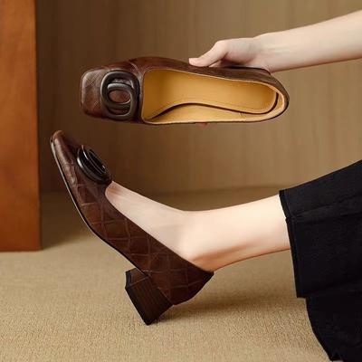 Французские туфли-лодочки на одном ремешке в стиле ретро на среднем каблуке, маленькие кожаные туфли женские 2025 новая осень, мягкая кожа, квадратный носок, с мелким вырезом, одинарные туфли