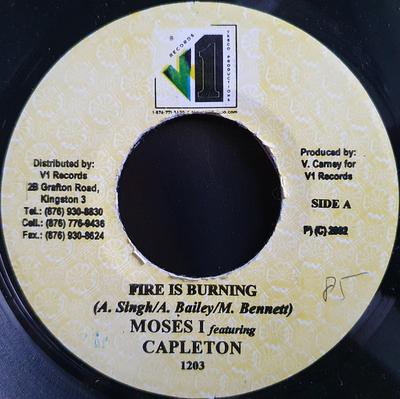 7-дюймовая пластинка MOSES I, CAPLETON - Fire Is Burning НЕТ V1 Records 2002 Ямайка Регги, Ска и Даб Б/У