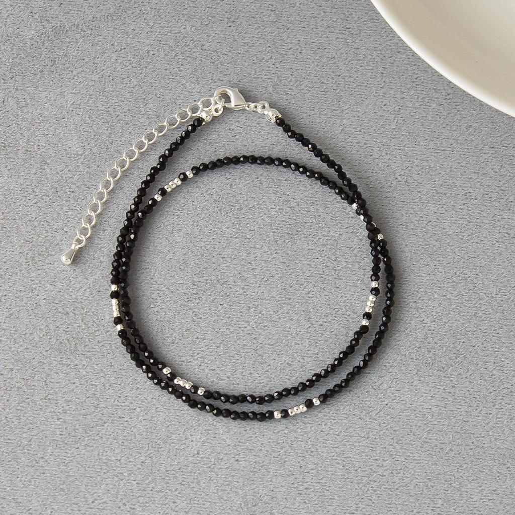 Стиль корейского блогера: Элегантное золотое и черное ожерелье-чокер из бусин, изящное и блестящее для шикарного многослойного образа.