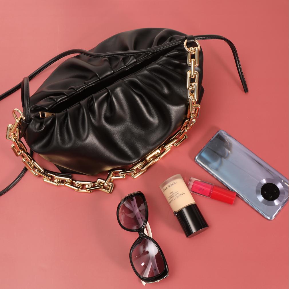 То же самое с новой сумкой на плечо 2021 года с толстой цепочкой и облачной сумкой