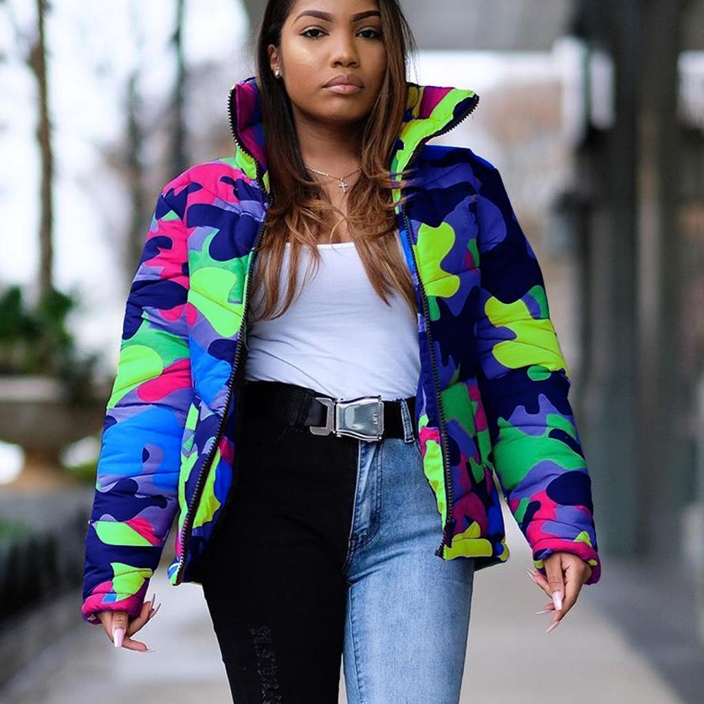 Глянцевый камуфляжный пуховик унисекс с длинными рукавами и карманами на молнии