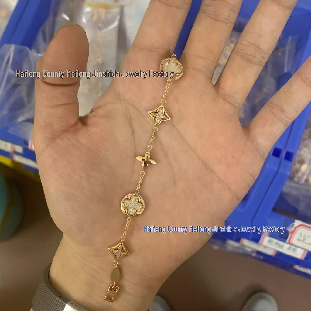 Браслет «Клевер-четырехлистник» от Donkey: Женское элегантное круглое украшение с дизайном из пяти цветков, с белым перламутром и розовой раковиной.