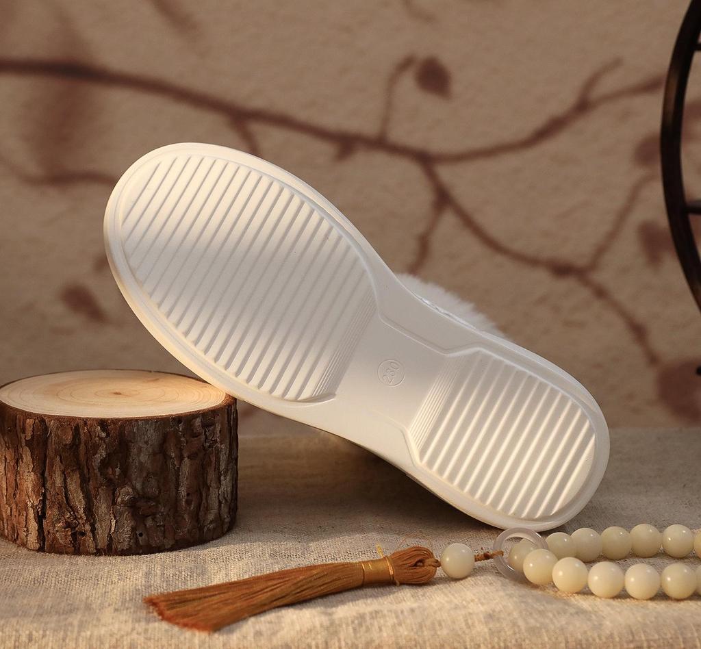 Осенне-зимние туфли Ruoxi 2024 на плоской подошве с вышивкой и меховой подкладкой — удобная хлопковая обувь в китайском стиле для ношения в помещении и на открытом воздухе.