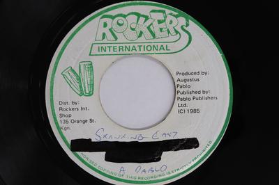 7-дюймовая пластинка AUGUSTUS PABLO Skanking Easy Cassava Piece Versi NONE ROCKERS INTERNA 1985 Ямайка Регги Ска Даб Б/у