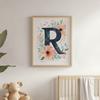 Plakat Litera "R" W Kwiatowym Wieniecu Plakat Litera "R" W Kwiatowym Wieniecu, 50X70 Cm, Bez Ramy, Płótno Premium Na Blejtramie