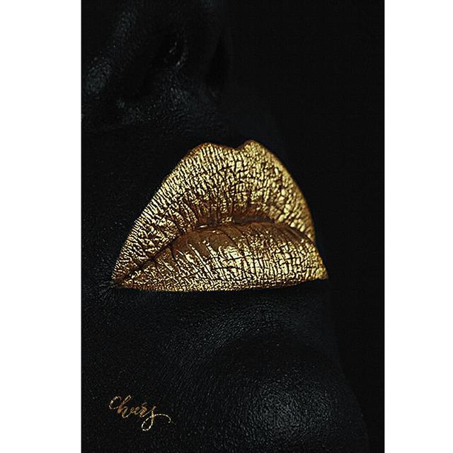 Плакат "Черная ослепительная женщина" напечатан на холсте в гостиной