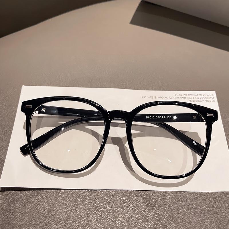 Очки в черной оправе при близорукости можно подобрать с градусами, большими круглыми глазами, простой оправой для глаз, защитой от излучения синего света, плоским светом