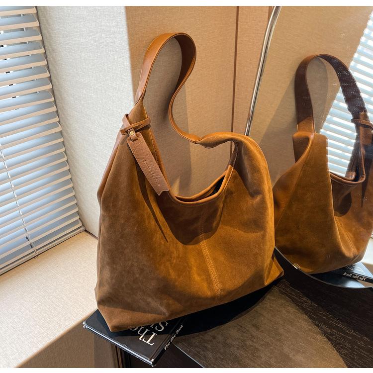 Осенью 2024 года появится новая модная и универсальная большая сумка, высококачественная фактурная сумка на одно плечо для поездок на работу, сумка-мессенджер.