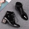 Мода Весна Осень Новое поступление Модная обувь Женские ботинки На шнуровке Лакированная кожа Ботильоны с острым носом Толстый каблук Ботинки на платформе Панк 43