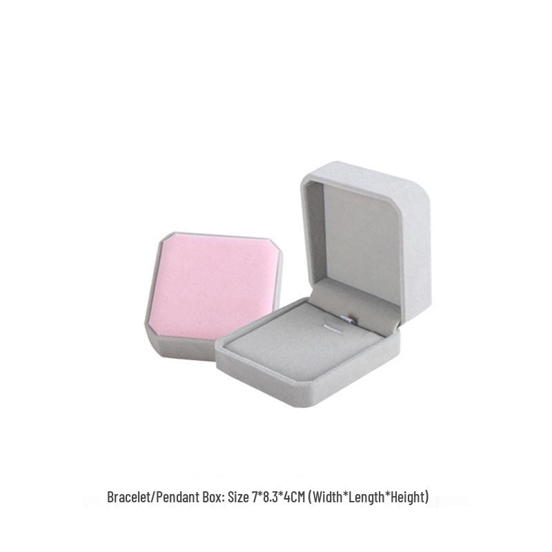 Подарочный набор украшений Higu: Цельная коробка с серебряной полировальной тканью, отделениями для серег, ожерелья и кольца, спиртовыми салфетками, берушами и зеркалом.