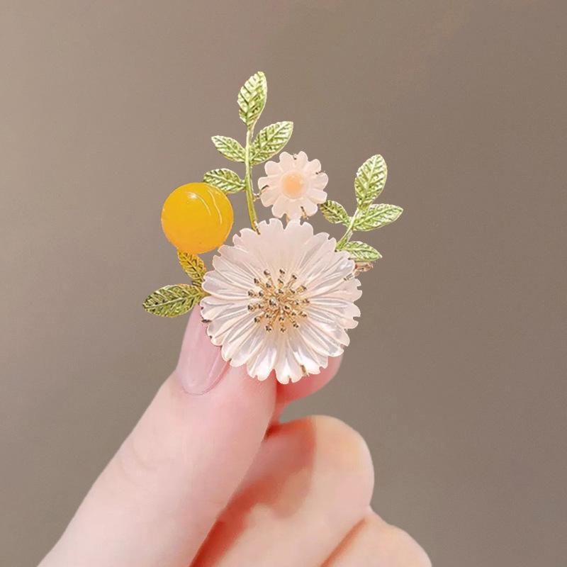 Summer Anti-Exposure Brooch: Fashionable and Luxurious Collar Pin for Women.