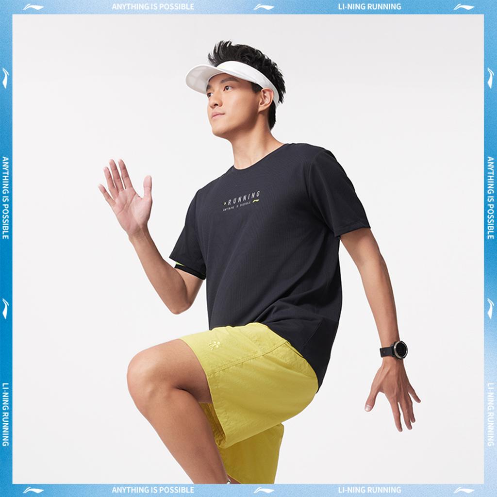 Li Ning Беговая серия Буквенная футболка с круглым вырезом Удобная Дышащая Универсальная с коротким рукавом Мужские топы Черный ATSV095-1
