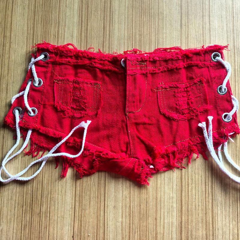 Женские джинсовые шорты на шнуровке с люверсами и боковым разрезом