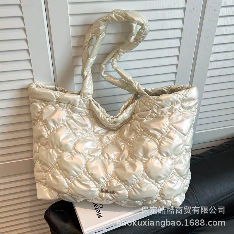 Любовь большая сумка-тоут 2025 новая пуховая сумка большая вместимость для поездок на работу нишевый дизайн плечевая сумка-подмышка