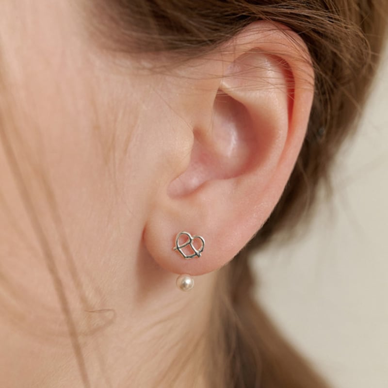 Tatiana (Серебро 925) Серьги-пусеты с жемчугом и подвесками в виде сердец EC3080