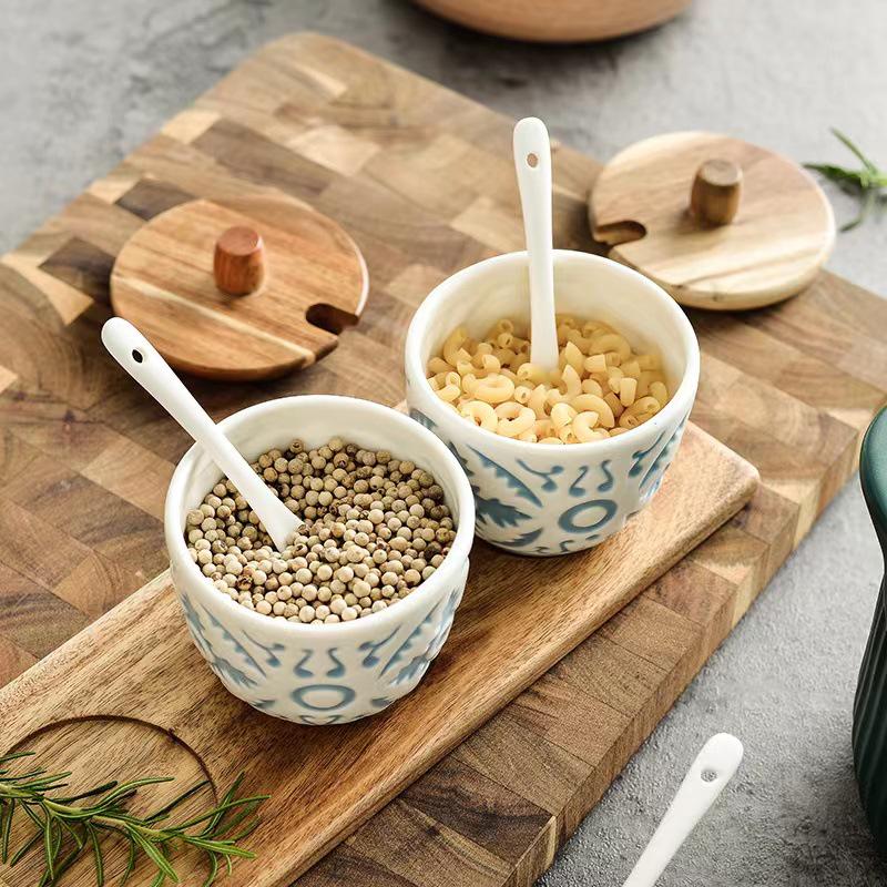 Набор японских приправ: Набор из трех рельефных керамических банок с деревянной подставкой и ложкой