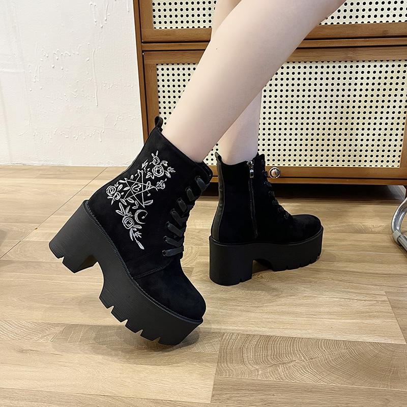 Women's Black Side Zipper Combat Boots Fashionable Lace Up Boots Platform Flower Embroidery Details Goth Shoes