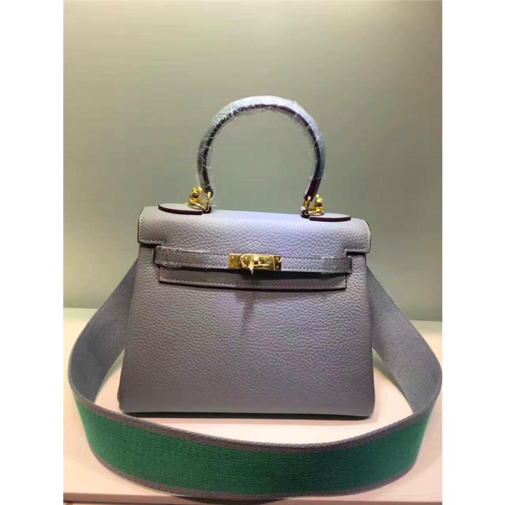 Келли обертывает верхний слой модной сумки-тоут из фактурной коровьей кожи, которую можно носить на плече или через плечо