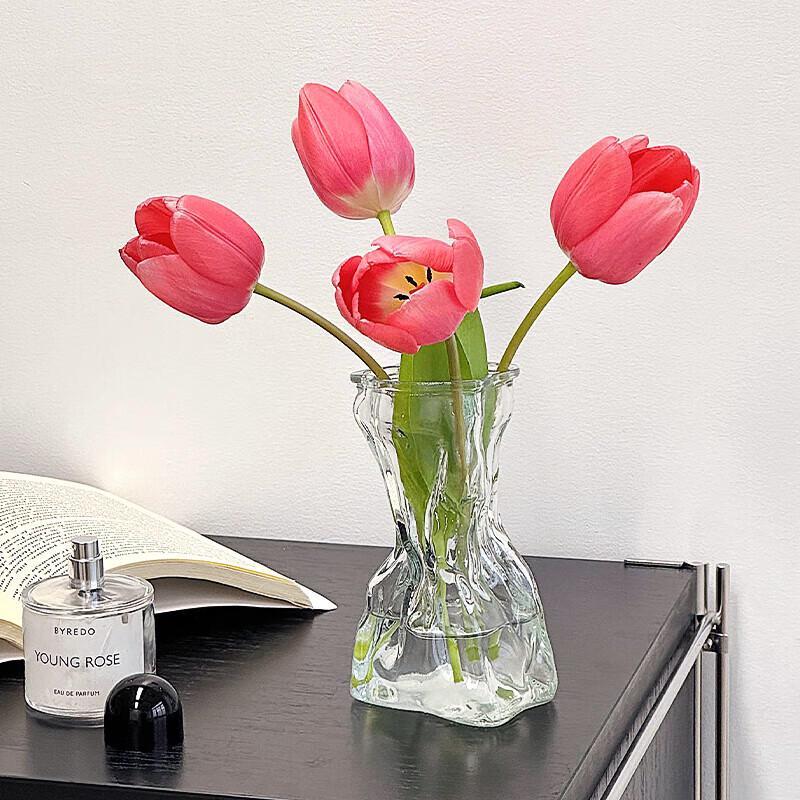 Прозрачная стеклянная ваза в стиле оригами