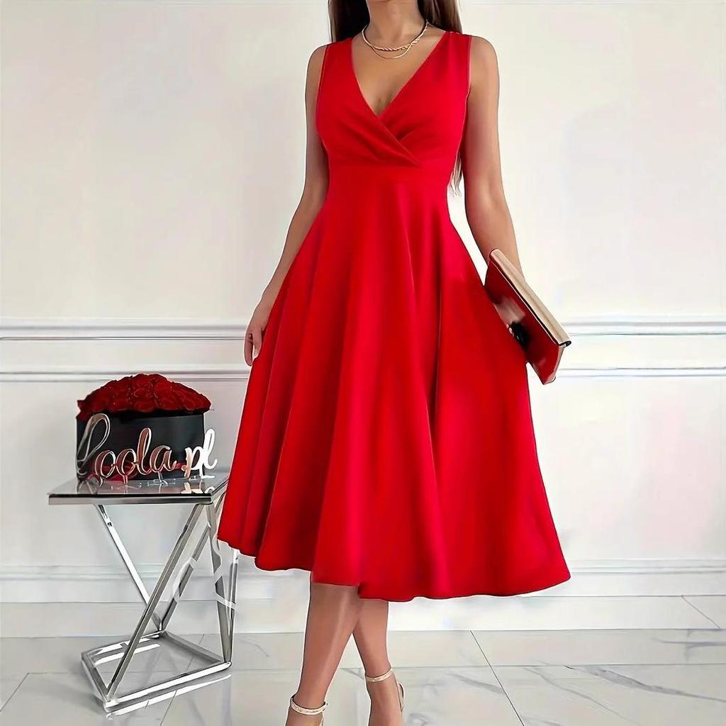 Минималистичное платье без рукавов с асимметричным вырезом горловины, 2025